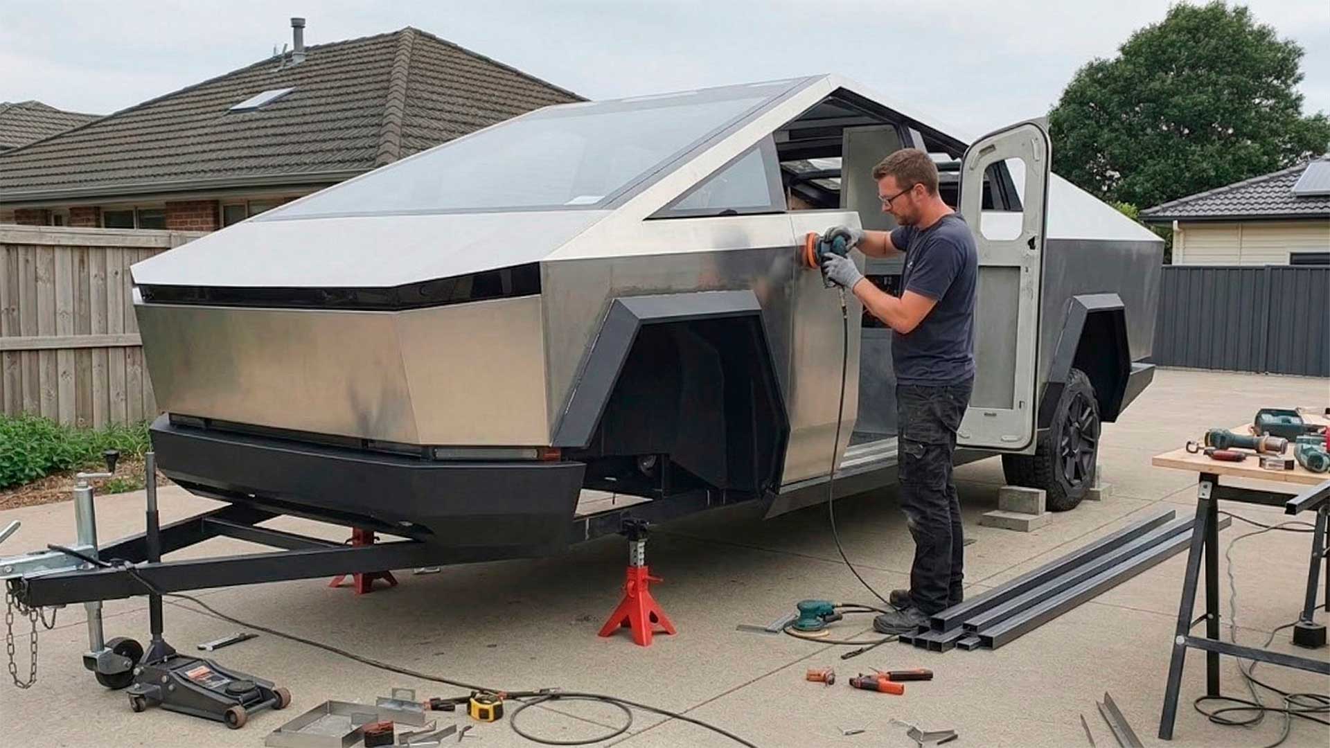 Com apenas 500 dólares, homem constrói sua própria "Cybertruck" usando um trailer velho na garagem de casa e mostra que é possível criar um motorhome compacto gastando pouco