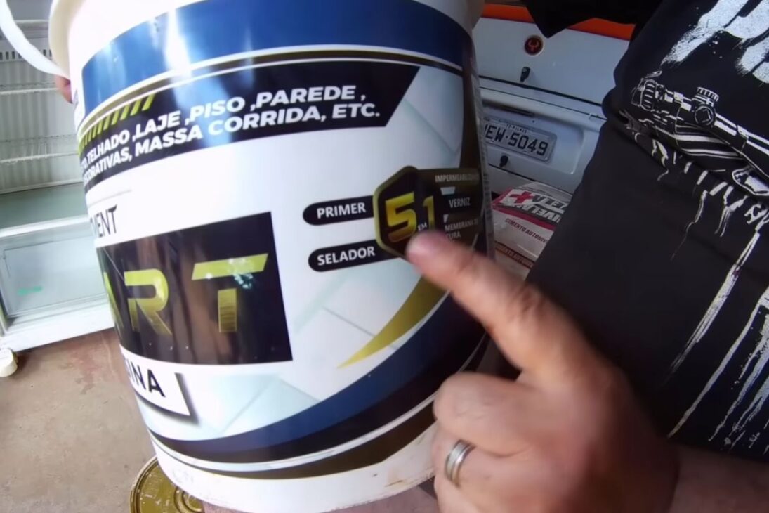 piso de concreto irregular recibe cemento autonivelante, resina y rodillo anti-bolhas en un método simple que nivela, da brillo y reduce mucho el costo de la reforma.