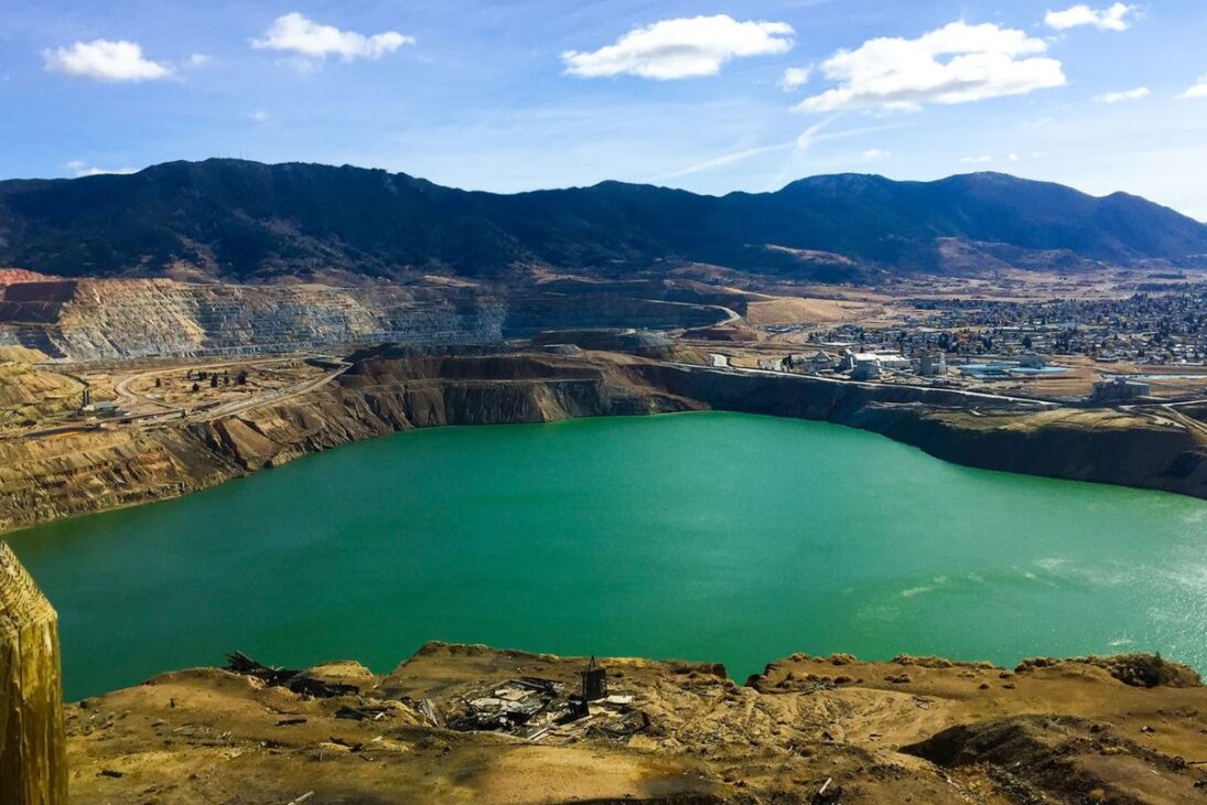 Berkeley Pit muestra cómo la minería en una mina de cobre creó agua ácida y metales pesados en uno de los pasivos ambientales más extremos de EE. UU.