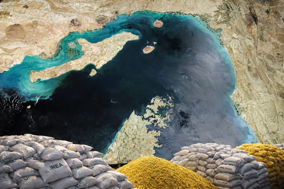 Guerra no Estreito de Ormuz prende fertilizantes com ureia e enxofre e pressiona o mercado agrícola global após bloqueio de navios carregados de insumos.