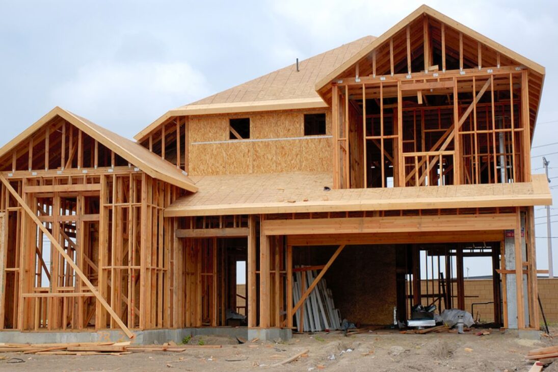 Casa popular en wood frame gana fuerza con la Tecverde en Paraná, acelera la construcción, mantiene costo cercano al de la albañilería y coloca la obra industrializada en el centro del debate habitacional.