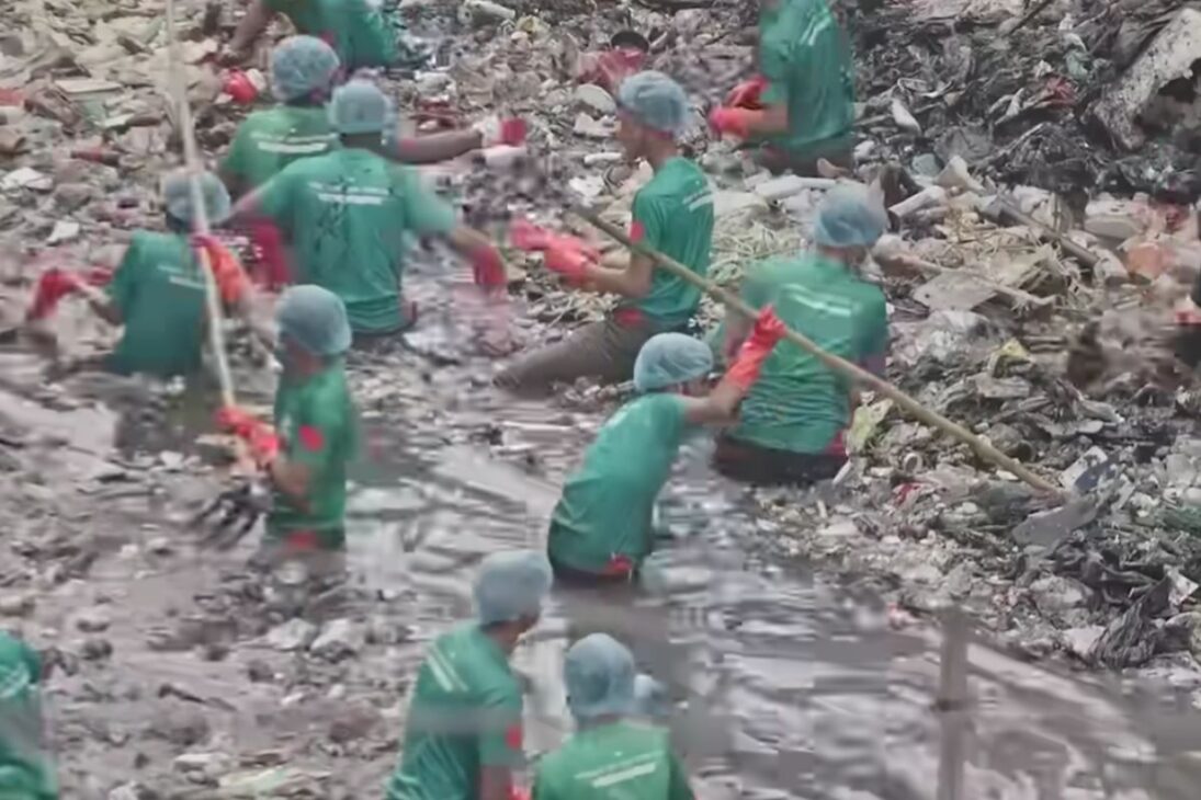En Bangladesh, voluntarios retiran basura y residuos de calles y ríos y muestran cómo la movilización puede transformar barrios.