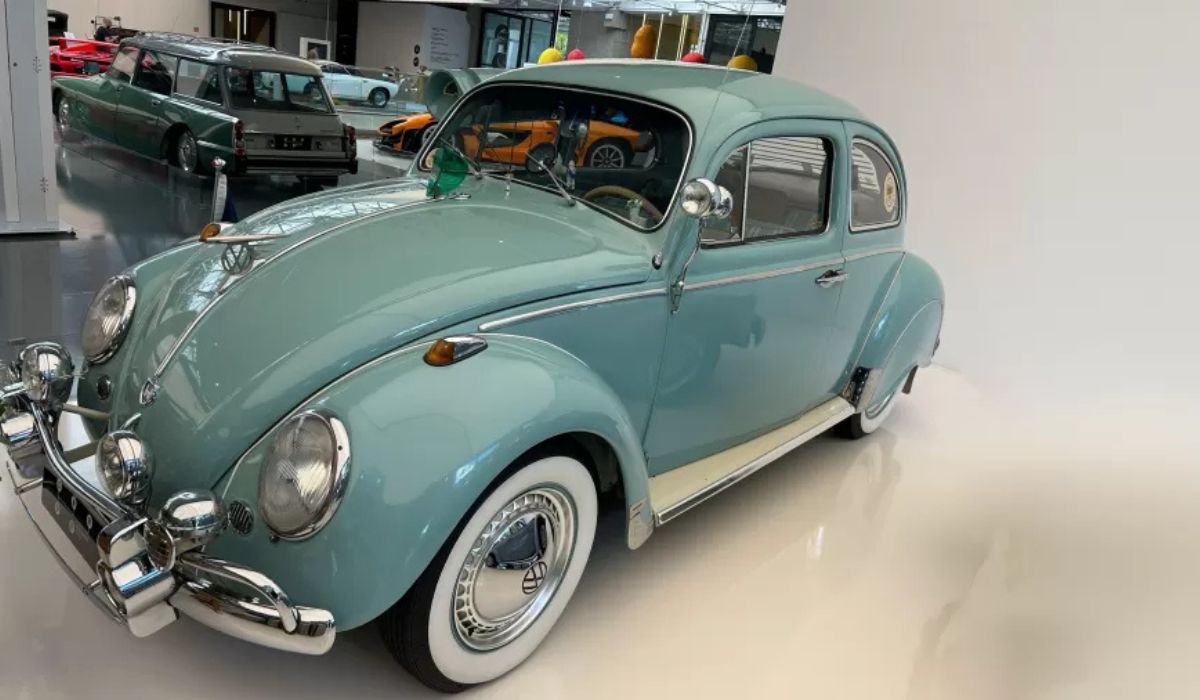 Fusca 1962 exposto em Campos do Jordão reúne cerca de 50 acessórios de época, incluindo cafeteira e sistema raro de resfriamento externo. (Imagem: Imagem/Carde)