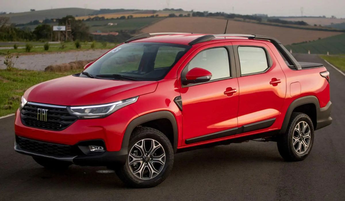 Fiat Strada lidera os mais vendidos de fevereiro, com três Fiat no top 4. Veja ranking completo de emplacamentos no Brasil.