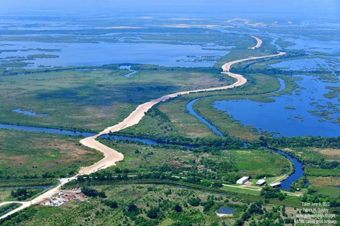 Las áreas húmedas de Louisiana son reconstruidas por dragas que extraen sedimento del Mississippi en Upper Barataria para devolver altura, estabilidad y protección a una costa que perdía tierra desde hacía décadas.