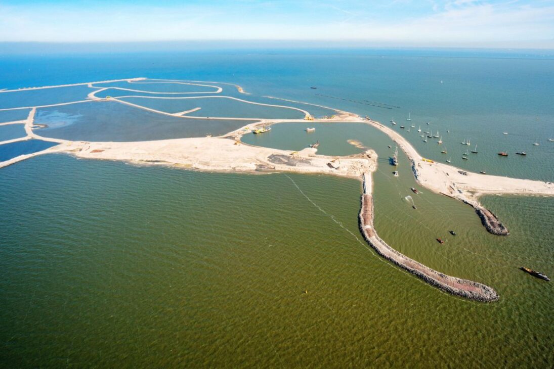 Islas en el Markermeer utilizan sedimentos para contener erosión, reducir turbidez y rediseñar márgenes en un proyecto holandés de restauración hídrica a gran escala.