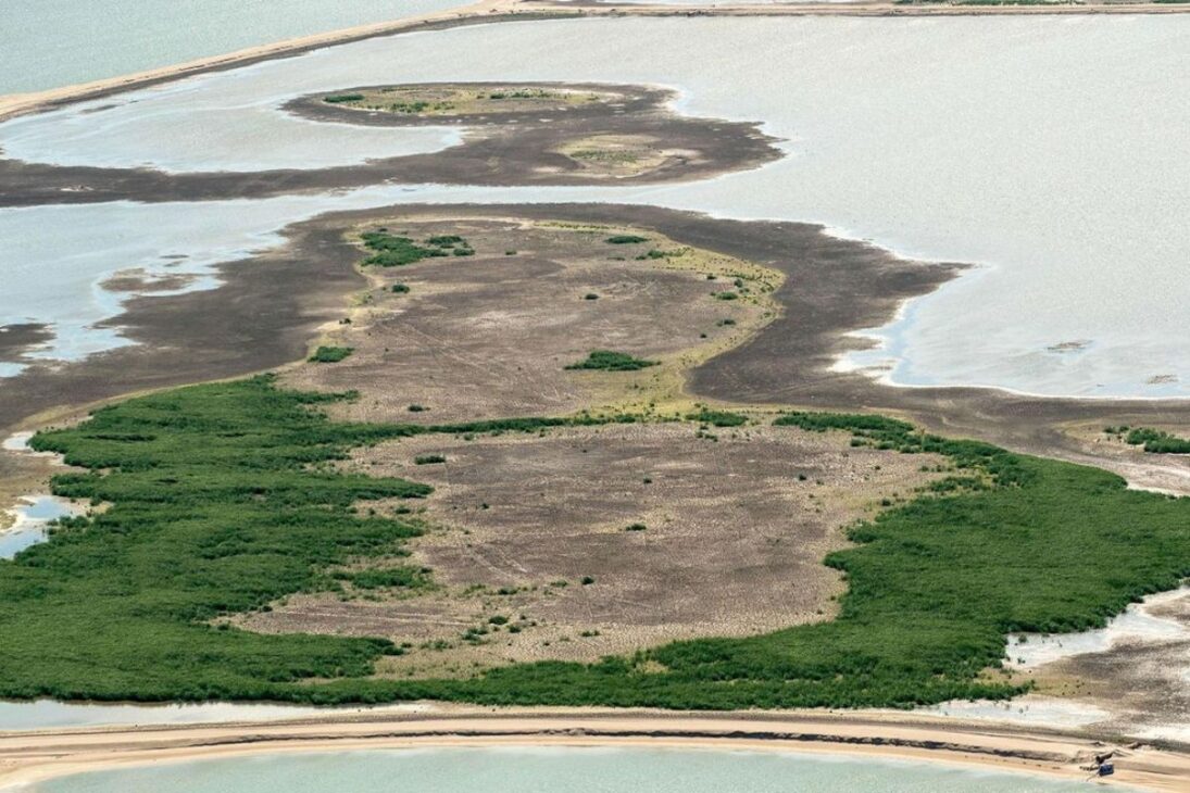 Islas en el Markermeer utilizan sedimentos para contener erosión, reducir turbidez y rediseñar márgenes en un proyecto holandés de restauración hídrica a gran escala.