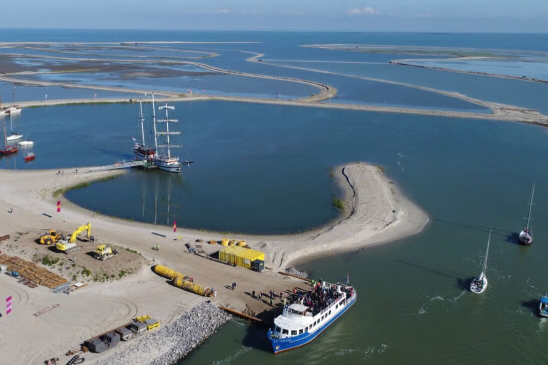 Islas en el Markermeer utilizan sedimentos para contener erosión, reducir turbidez y rediseñar márgenes en un proyecto holandés de restauración hídrica a gran escala.