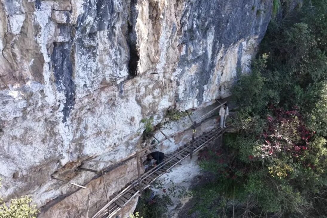 hombre en China abre sendero panorámico de cinco kilómetros en acantilado y transforma paisaje aislado con trabajo manual.