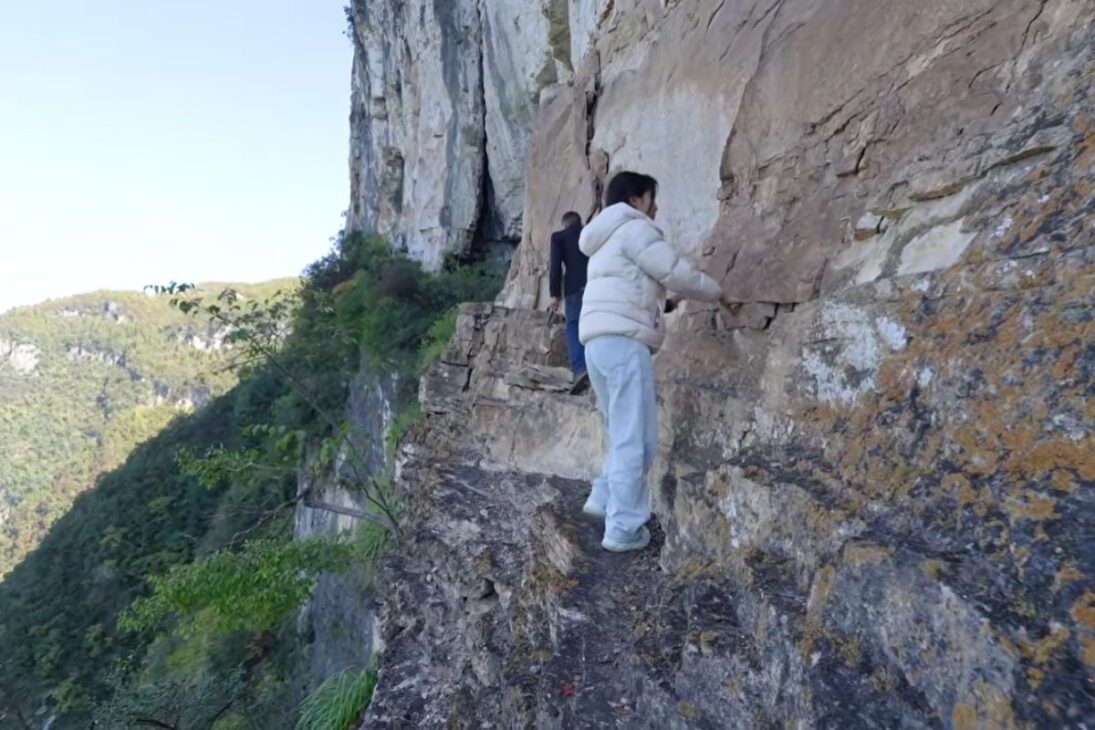 hombre en China abre sendero panorámico de cinco kilómetros en acantilado y transforma paisaje aislado con trabajo manual.
