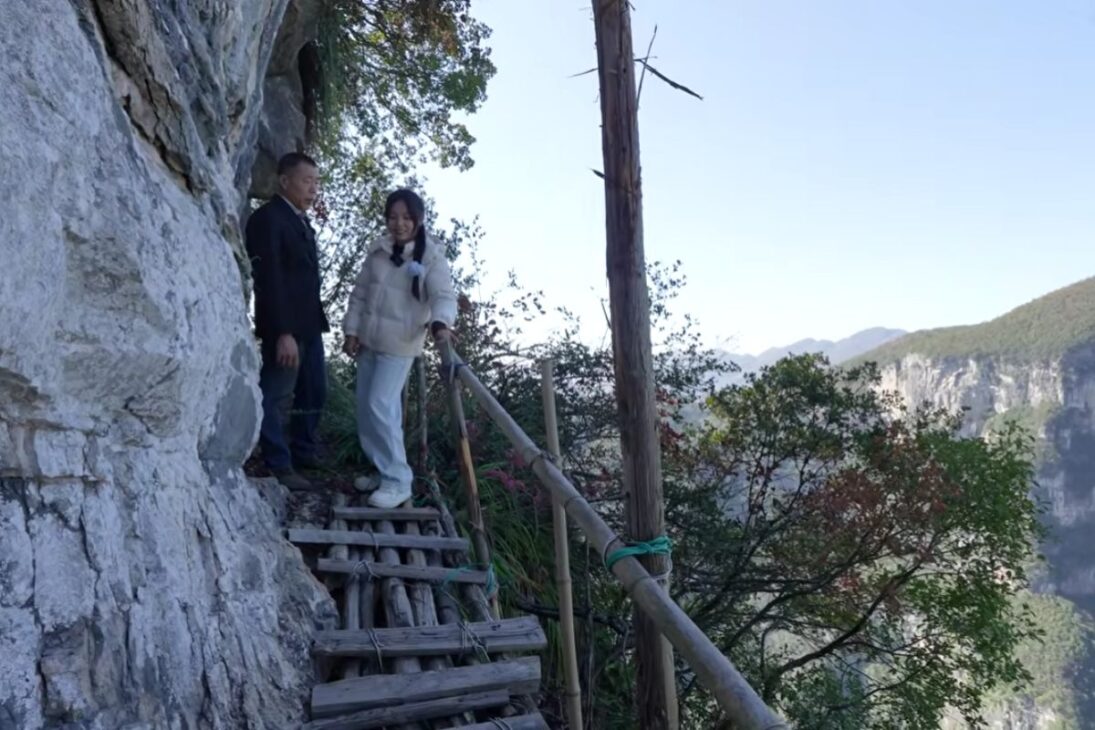 hombre en China abre sendero panorámico de cinco kilómetros en acantilado y transforma paisaje aislado con trabajo manual.