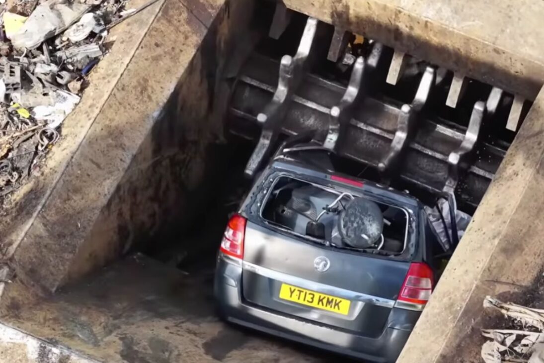 Máquinas monstruosas transforman chatarra metálica en lucro cuando trituradora industrial y prensa hidráulica aplastan carros y separan acero para un mercado billonario.