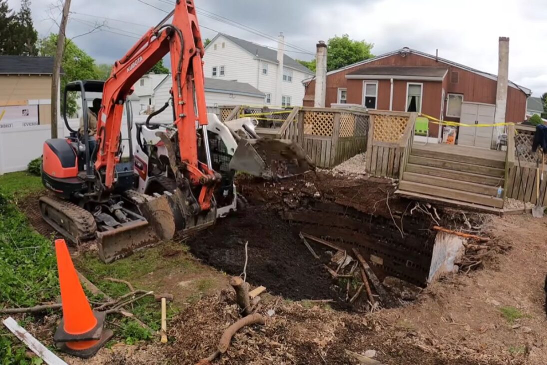 Un agujero extraño revela estructura subterránea de concreto, levanta sospecha de bunker escondido y termina identificado como fossa séptica.