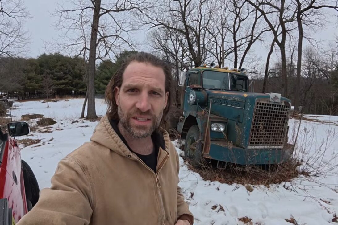 Rarísimo camión Diamond REO reaparece después de décadas parado; camión antiguo fuera de carretera sorprende cuando el motor Detroit Diesel aún muestra señales de vida.