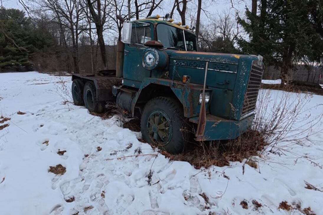 Rarísimo camión Diamond REO reaparece después de décadas parado; camión antiguo fuera de carretera sorprende cuando el motor Detroit Diesel aún muestra señales de vida.