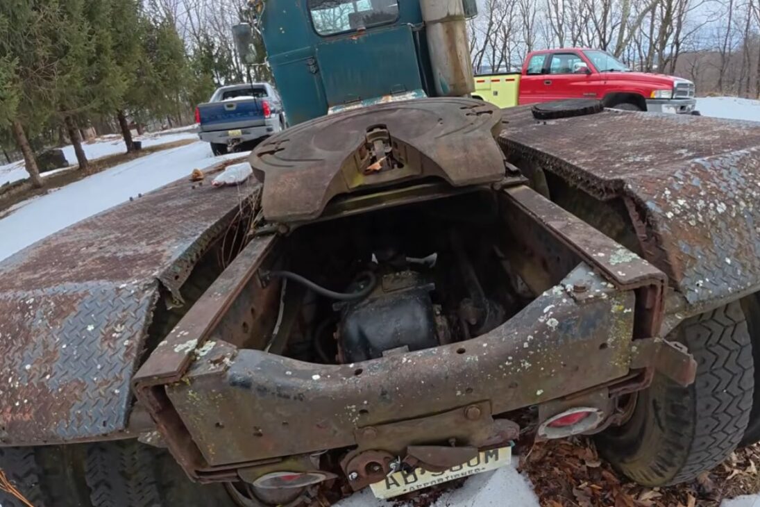 Rarísimo camión Diamond REO reaparece después de décadas parado; camión antiguo fuera de carretera sorprende cuando el motor Detroit Diesel aún muestra señales de vida.