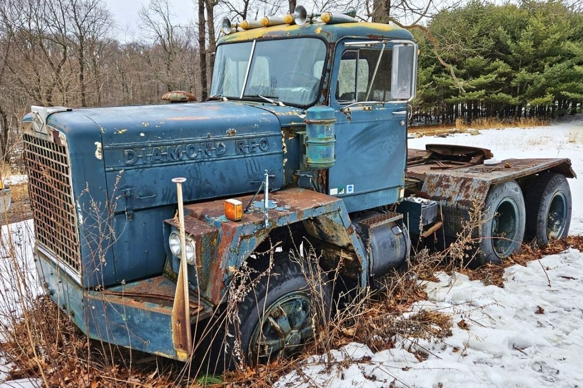 Raríssimo caminhão Diamond REO reaparece após décadas parado; caminhão antigo fora de estrada surpreende quando motor Detroit Diesel ainda mostra sinais de vida.