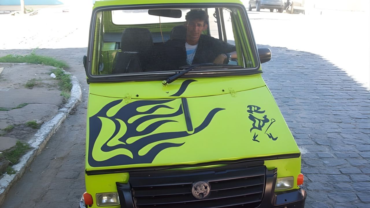 Sin dinero y sin herramientas, un ex-mendigo paraibano juntó por cuatro meses R$ 450, compró chapas de acero mientras todos se reían y decían que estaba loco y construyó solo, con martillo y cincel, un coche artesanal que alcanzó 80 km/h en la carretera