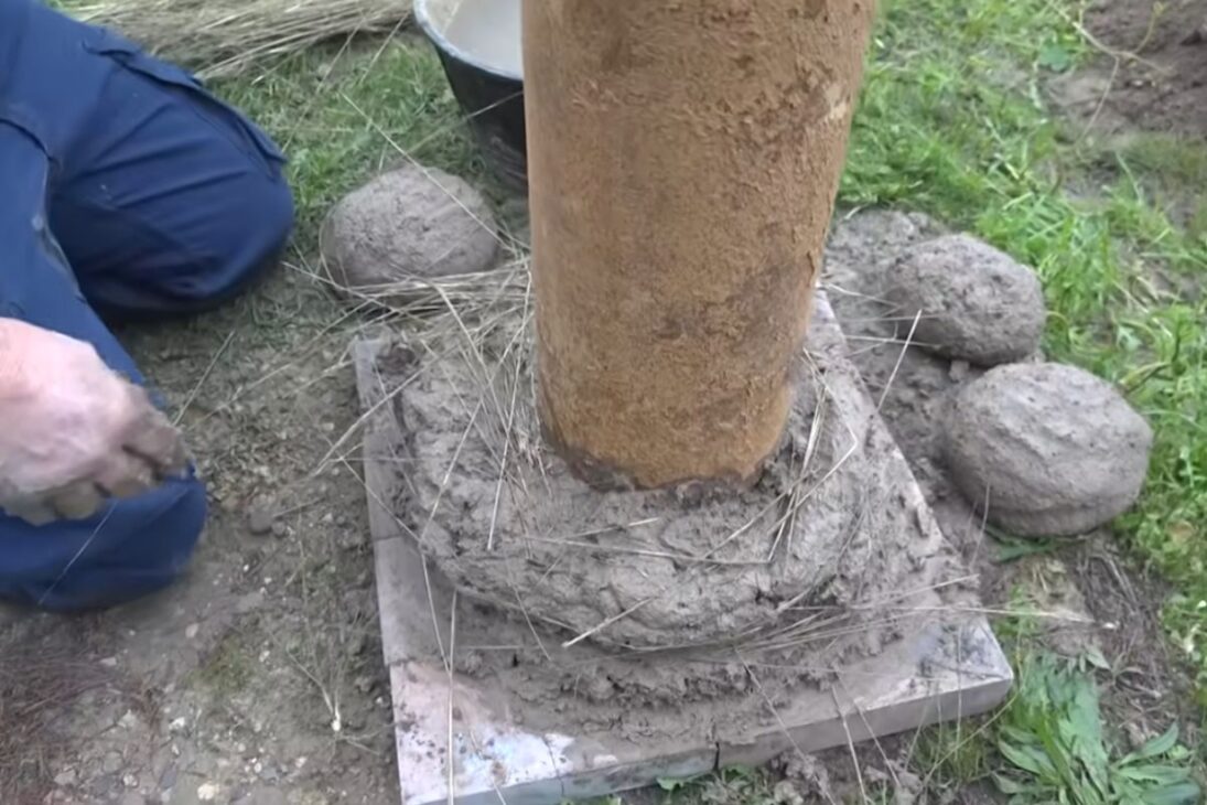 Horno primitivo de la Edad del Hierro utiliza arcilla, limonita, carbón vegetal y hierro en experimento que recrea técnica metalúrgica antigua.