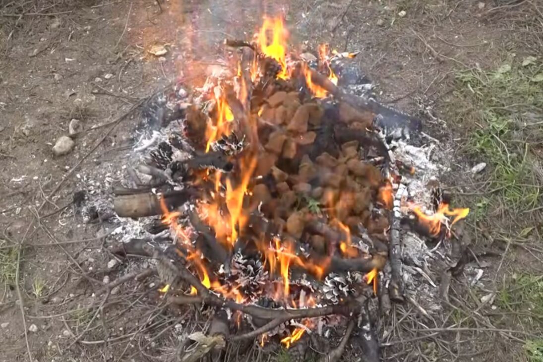 Horno primitivo de la Edad del Hierro utiliza arcilla, limonita, carbón vegetal y hierro en experimento que recrea técnica metalúrgica antigua.