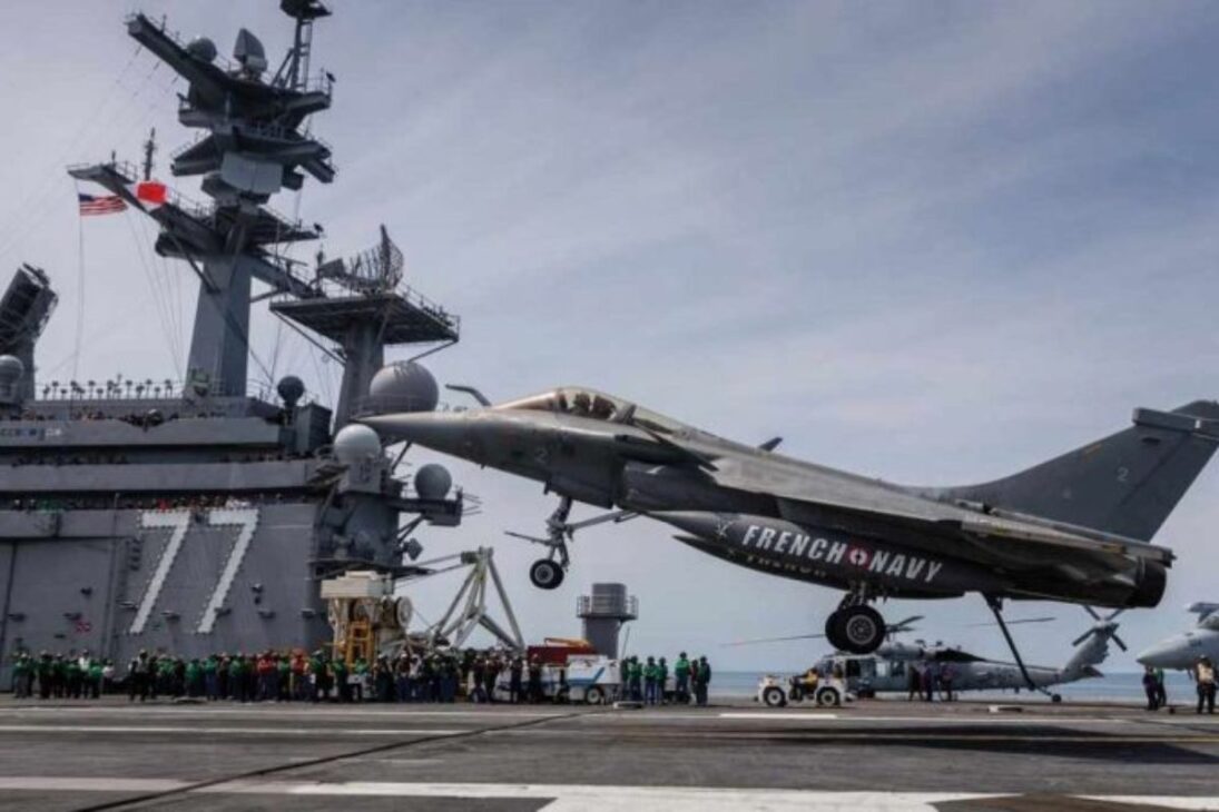 El portaviones Charles de Gaulle se dirige al Mediterráneo con propulsión nuclear y función de base aérea flotante en nueva presión francesa.