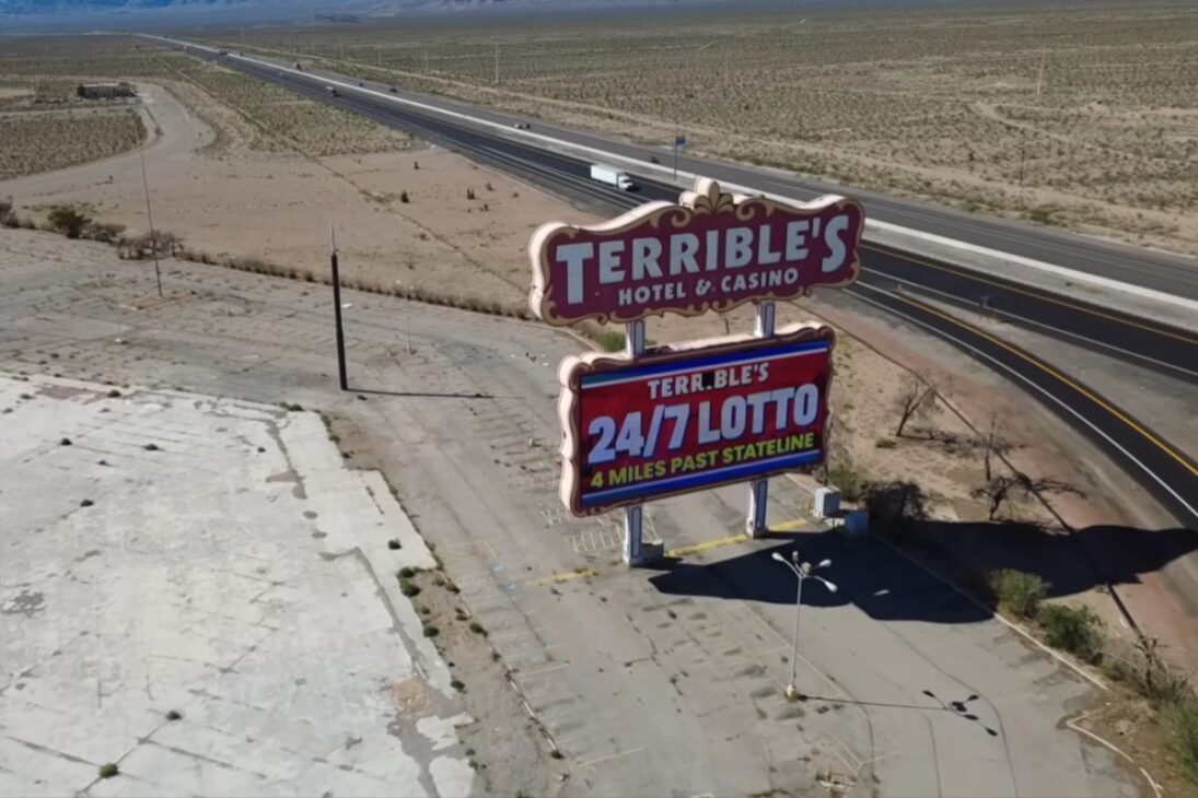 Un casino gigante abandonado en el desierto de Nevada debería haber sido demolido hace años, pero sigue en pie al lado de la carretera