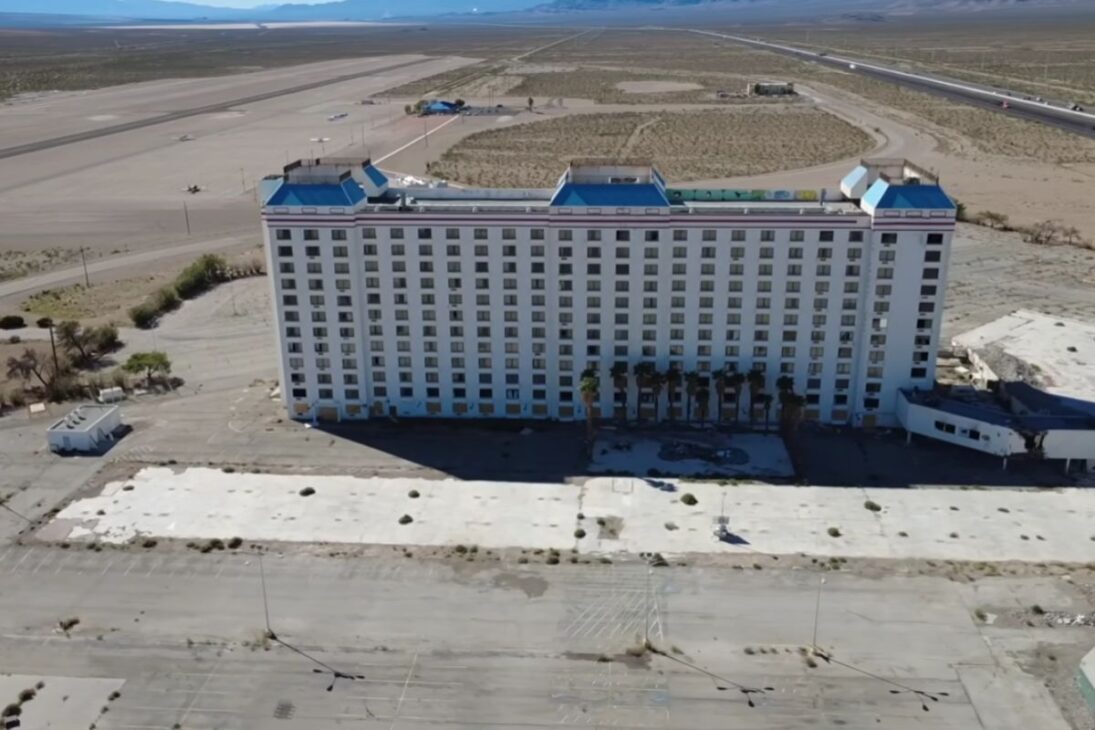 Un casino gigante abandonado en el desierto de Nevada debería haber sido demolido hace años, pero sigue en pie al lado de la carretera