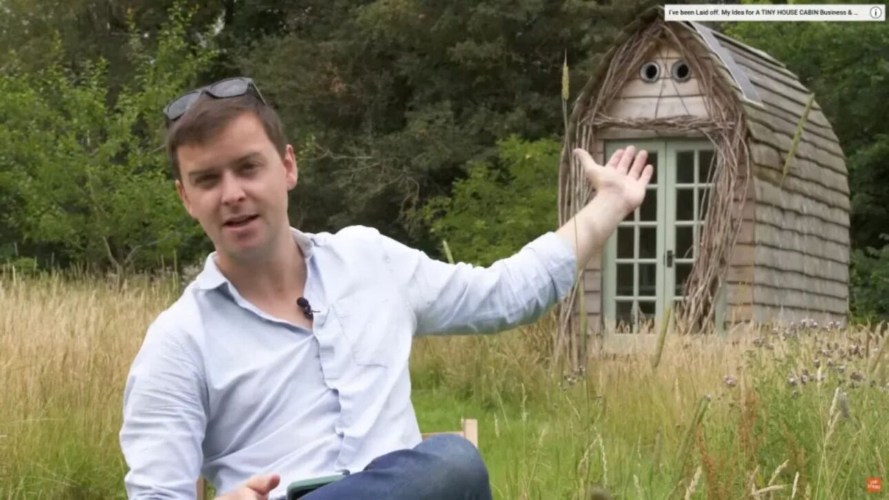 Joven construye tiny house solo en el patio con madera reutilizada e instala energía solar en un espacio compacto y funcional.