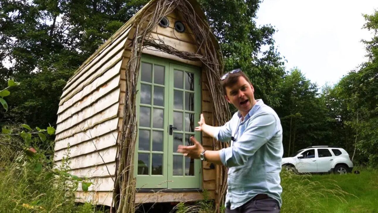 Joven construye tiny house solo en el patio con madera reutilizada e instala energía solar en un espacio compacto y funcional.