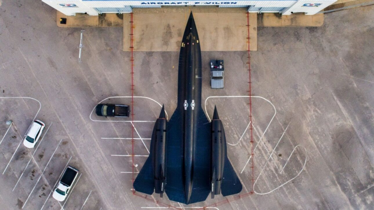 SR-71 Blackbird volaba por encima de 25 mil metros y superaba Mach 3 con estructura de titanio y tecnología inédita de la Guerra Fría.