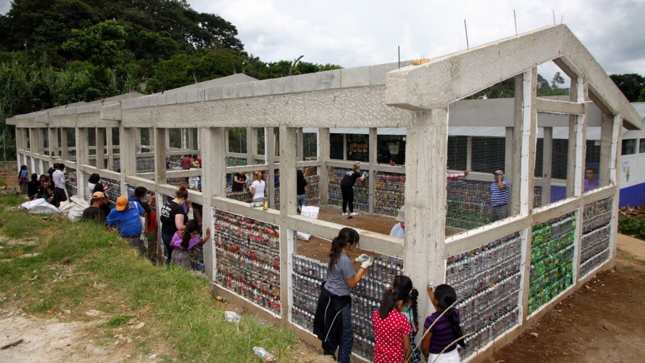 ONG transforma botellas plásticas en aulas en Guatemala y ya ha construido 392 espacios utilizando eco-bricks y un esfuerzo comunitario.