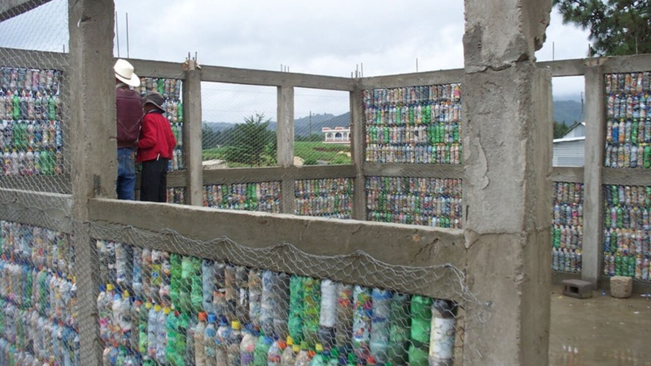 ONG transforma botellas plásticas en aulas en Guatemala y ya ha construido 392 espacios utilizando eco-bricks y un esfuerzo comunitario.