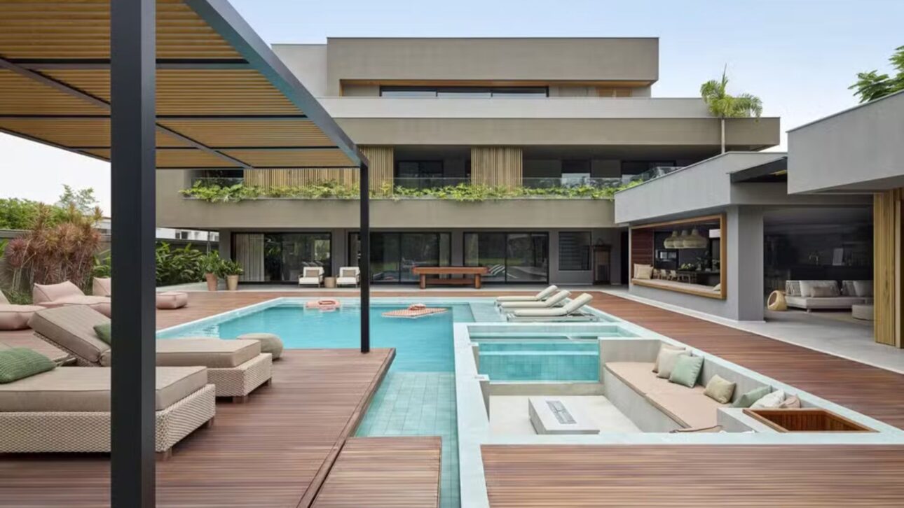 Paolla Oliveira muestra mansión de 1.700 m² en la Barra da Tijuca, con paneles de vidrio, piscina rodeada por vegetación y altar religioso.