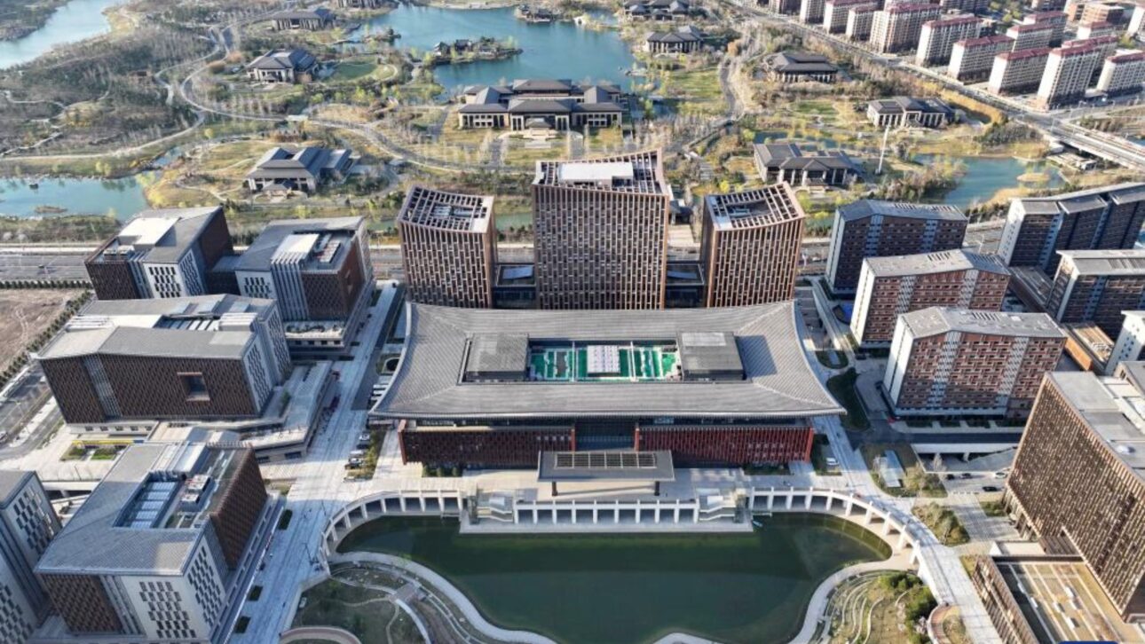 Megaproyecto chino de US$ 115 mil millones crea ciudad futurista en Hebei para redistribuir funciones de Pekín y durar mil años.