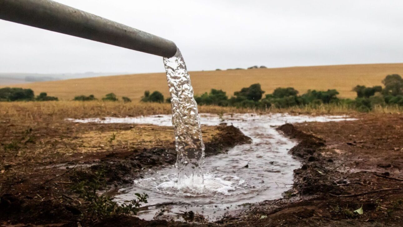 Entienda por qué pozos artesianos exigen autorización en Brasil, cuánto cuesta regularizar y por qué la mayoría de las perforaciones funciona de forma irregular.