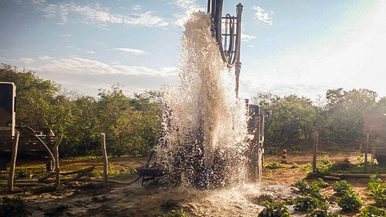 Entienda por qué pozos artesianos exigen autorización en Brasil, cuánto cuesta regularizar y por qué la mayoría de las perforaciones funcionan de forma irregular.