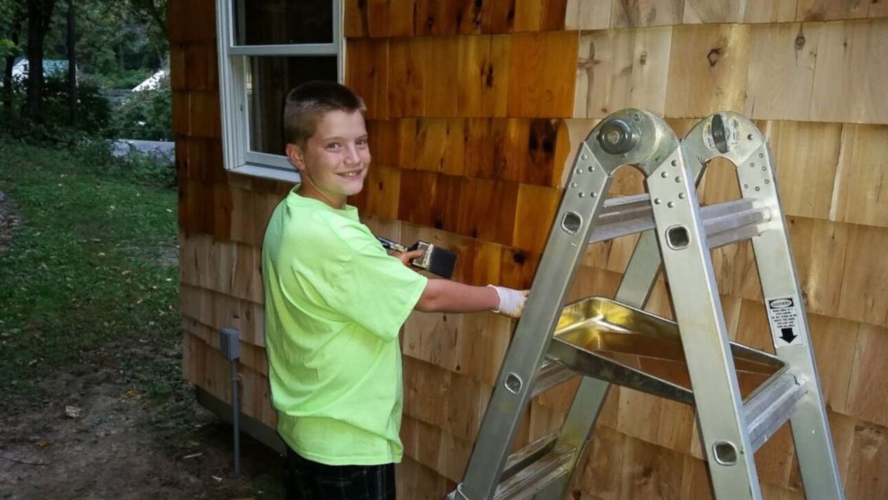 Chico de 13 años construye tiny house de US$ 1,500 en el patio usando madera reutilizada y soluciones creativas para aprovechar pocos metros.