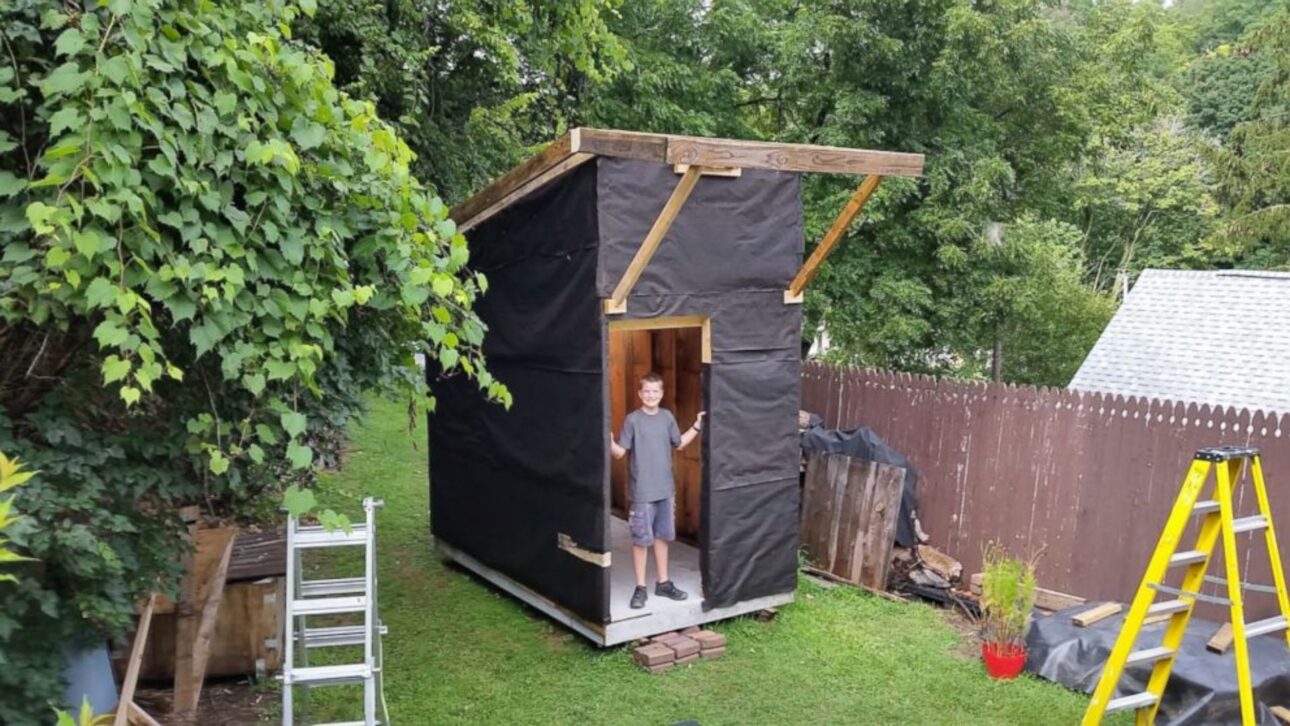 Chico de 13 años construye tiny house de US$ 1,500 en el patio usando madera reutilizada y soluciones creativas para aprovechar pocos metros.