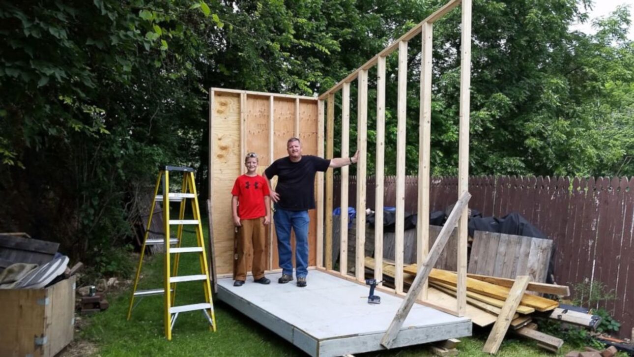 Chico de 13 años construye tiny house de US$ 1,500 en el patio usando madera reutilizada y soluciones creativas para aprovechar pocos metros.