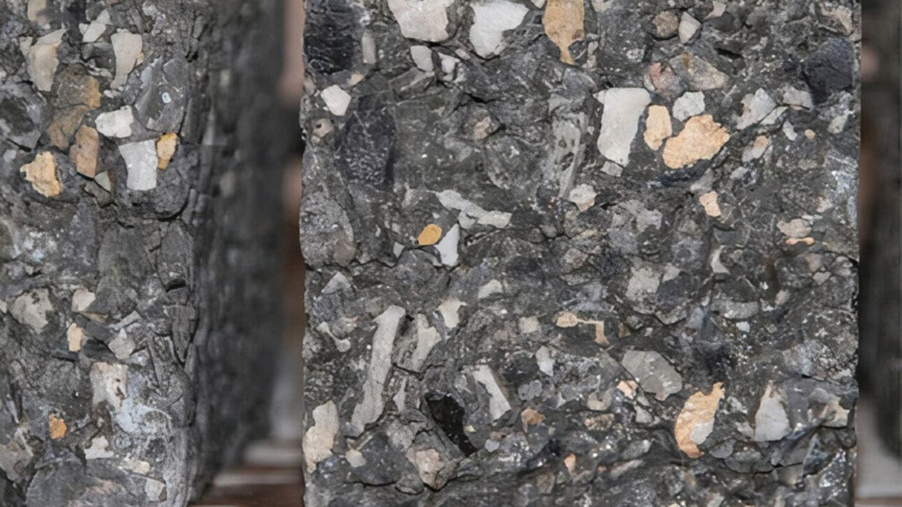 Bloques hechos de escoria de acero usan CO2 para endurecer sin cemento y pueden sustituir ladrillos tradicionales en la construcción, con tecnología Carbstone.