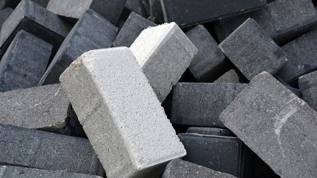 Bloques hechos de escoria de acero usan CO2 para endurecer sin cemento y pueden sustituir ladrillos tradicionales en la construcción, con tecnología Carbstone.