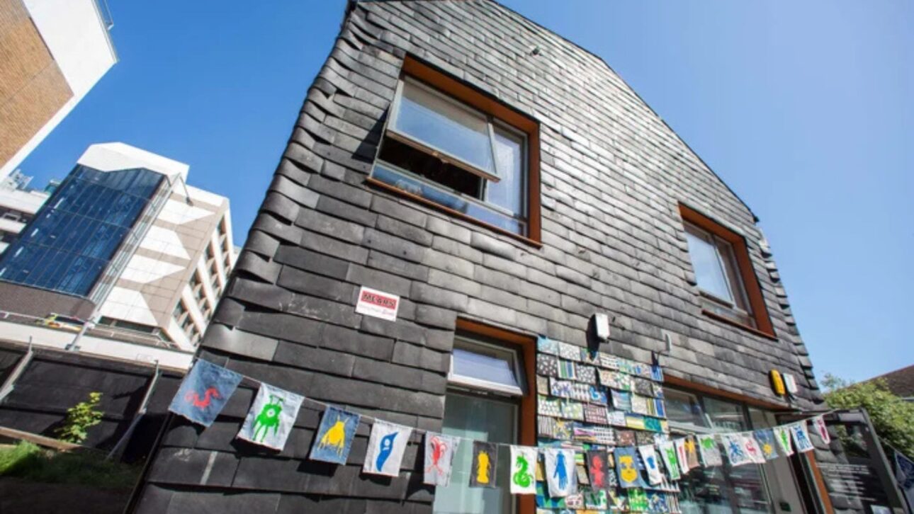 Universidad británica construye casa con 20 mil esquemas dentales, mezclilla y cintas VHS para probar construcción sostenible con residuos.