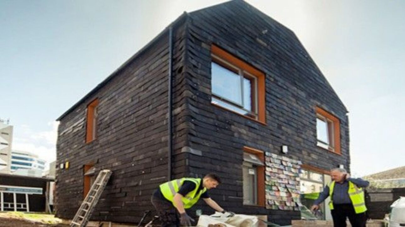 Universidad británica construye casa con 20 mil esquemas dentales, mezclilla y cintas VHS para probar construcción sostenible con residuos.