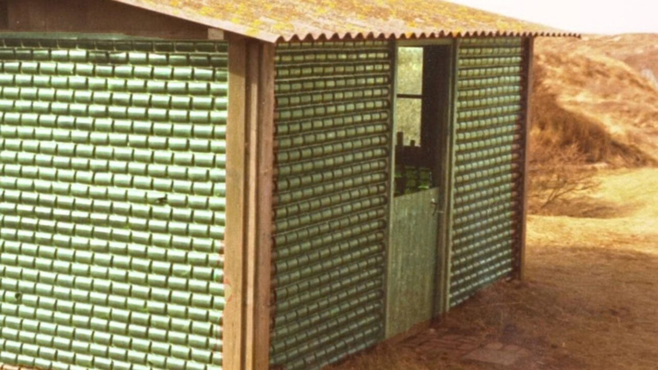 Heineken creó la WOBO, botella diseñada para convertirse en ladrillo y construir paredes. Idea de Alfred Heineken llevó a la producción de 100 mil unidades patentadas.