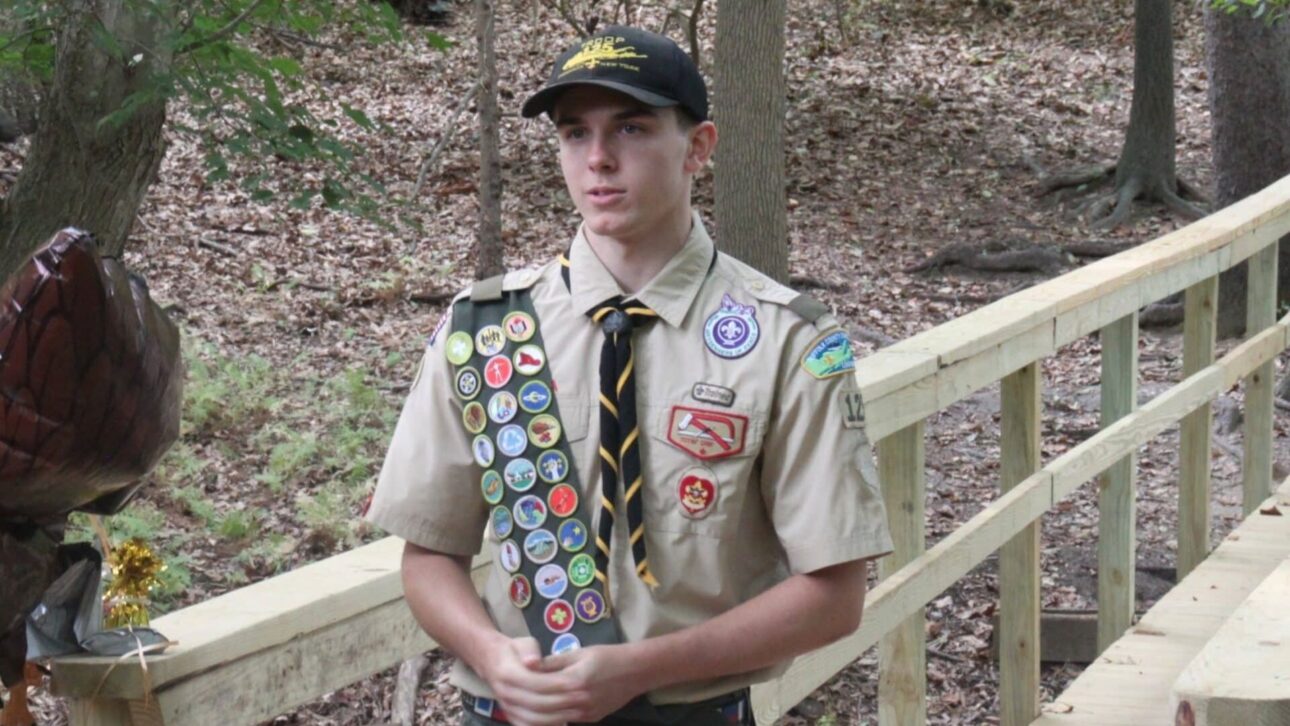 Joven de 18 años lidera reconstrucción de puente en parque de Nueva York con apoyo comunitario y transforma obra en homenaje a mentor del escotismo.
