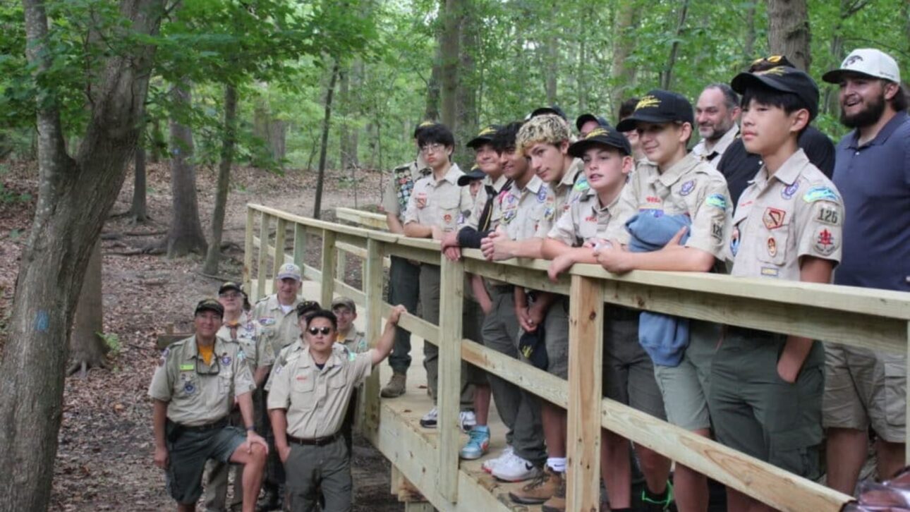 Joven de 18 años lidera reconstrucción de puente en parque de Nueva York con apoyo comunitario y transforma obra en homenaje a mentor del escotismo.
