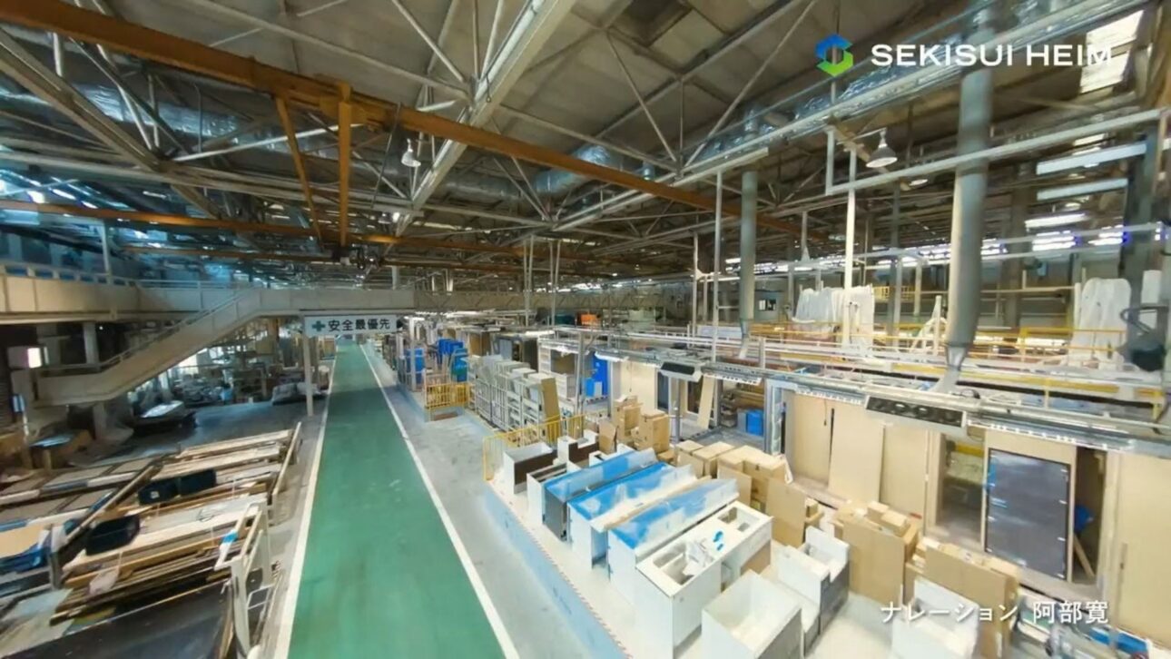 Casas produzidas em fábrica e montadas em um dia no Japão mostram como robôs e módulos industriais estão mudando a construção residencial.