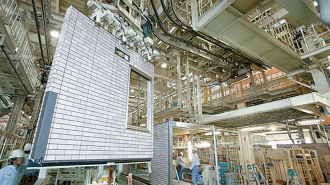 Casas produzidas em fábrica e montadas em um dia no Japão mostram como robôs e módulos industriais estão mudando a construção residencial.