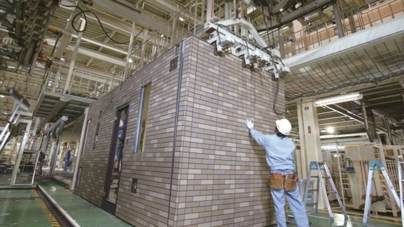 Casas produzidas em fábrica e montadas em um dia no Japão mostram como robôs e módulos industriais estão mudando a construção residencial.