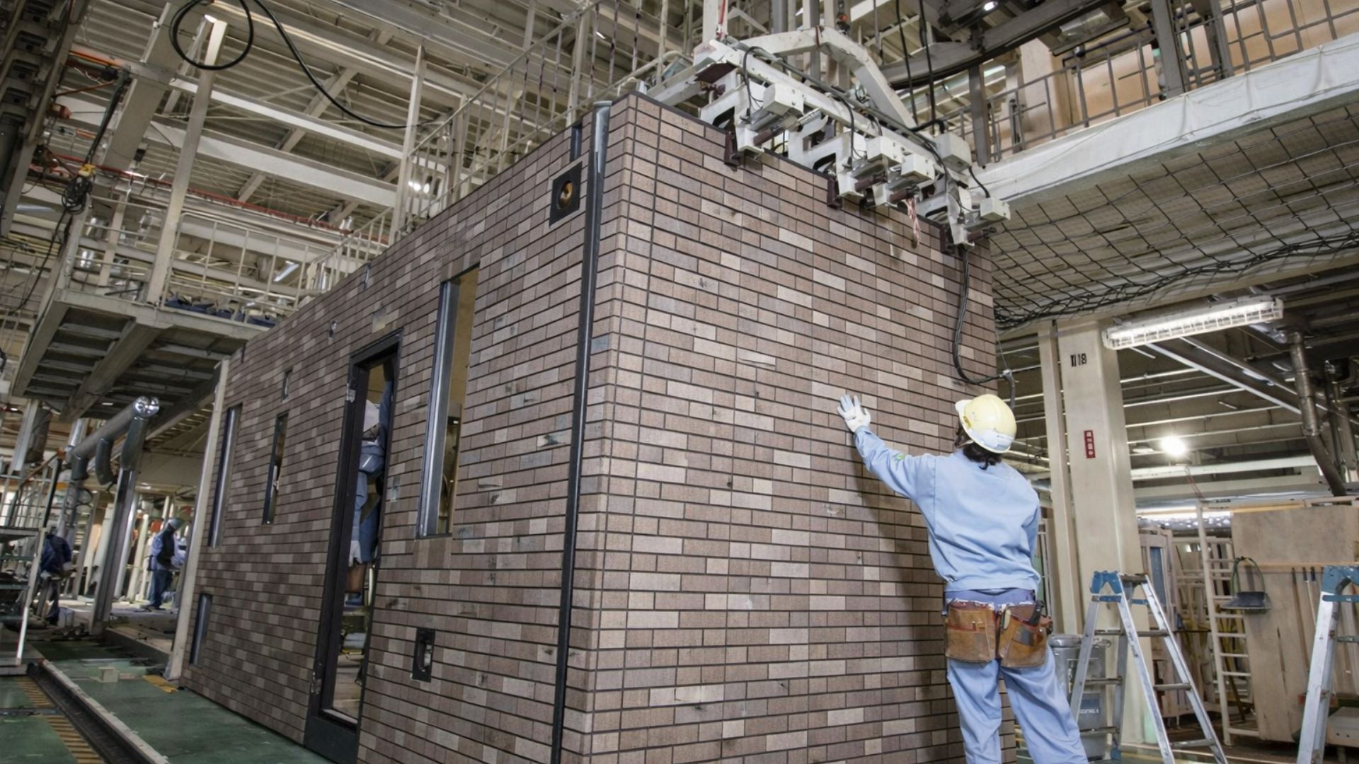 Casas produzidas em fábrica e montadas em um dia no Japão mostram como robôs e módulos industriais estão mudando a construção residencial.
